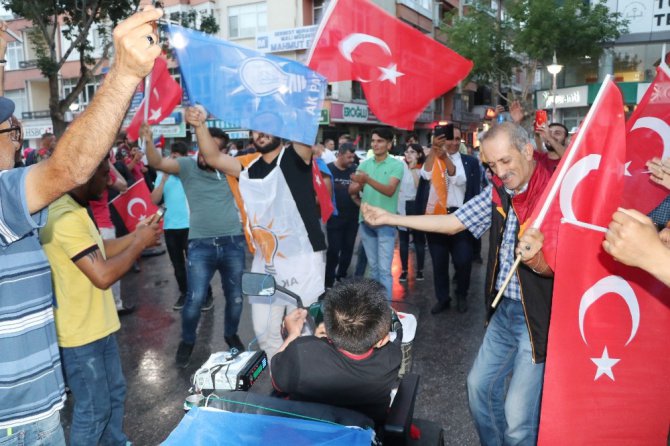 Aksaray’da seçim kutlamaları