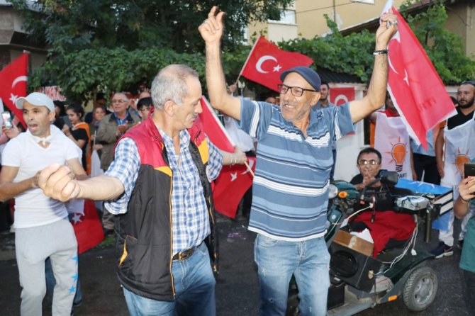 Aksaray’da seçim kutlamaları