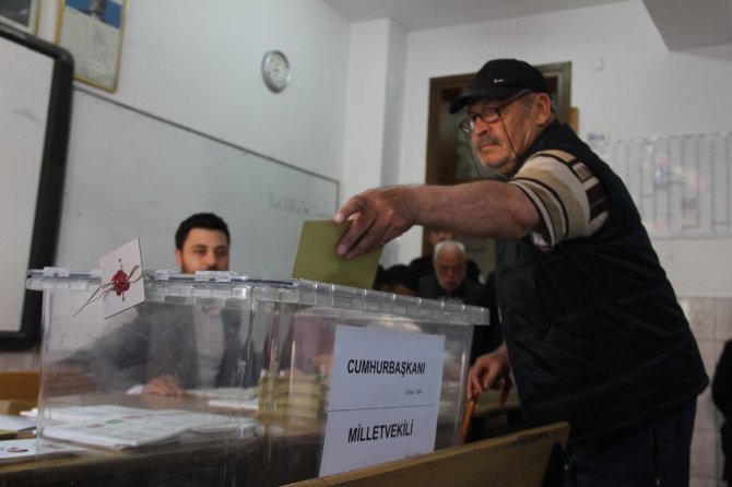 Konya’da oy kullanma işlemi başladı