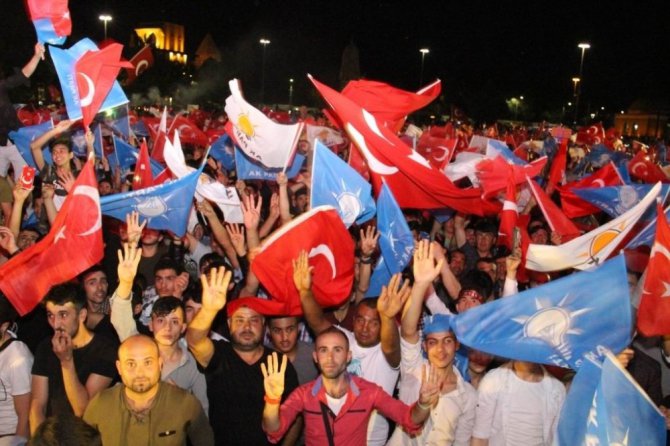 Seçim sonuçları Konya’da coşkuyla kutlandı