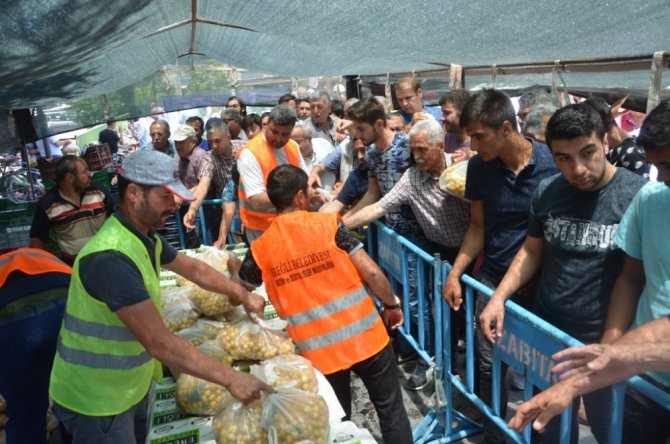 Ereğli Belediyesi vatandaşlara beyaz kiraz dağıttı