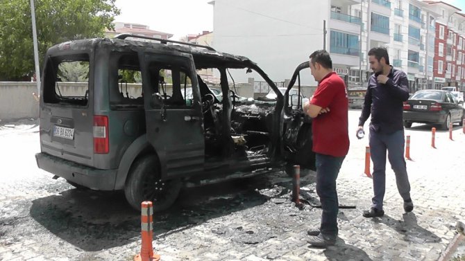 Hafif ticari araç yanarak kullanılamaz hale geldi