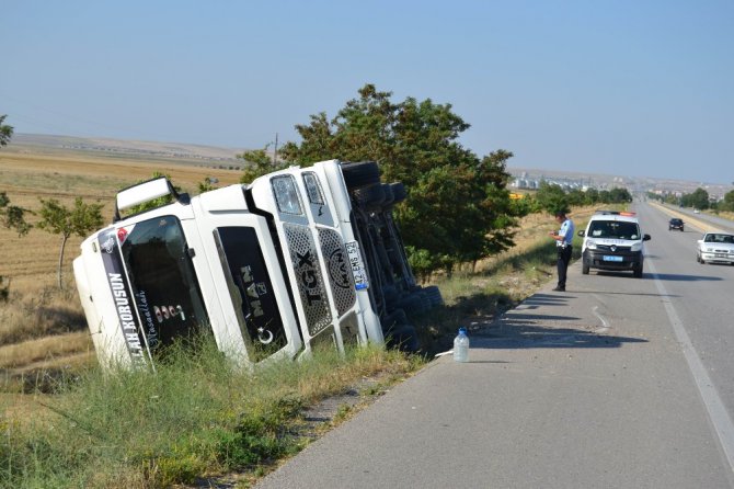 Konya’da buğday yüklü tır devrildi: 1 yaralı