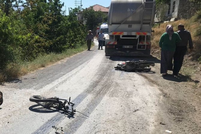 Motosiklet ile kamyon çarpıştı: 1 ölü, 1 yaralı