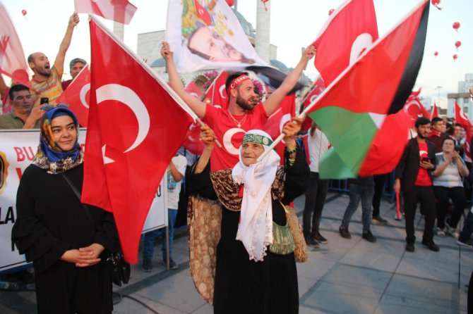 15 Temmuz’un yıldönümünde binlerce kişi Mevlana Meydanı’na akın etti