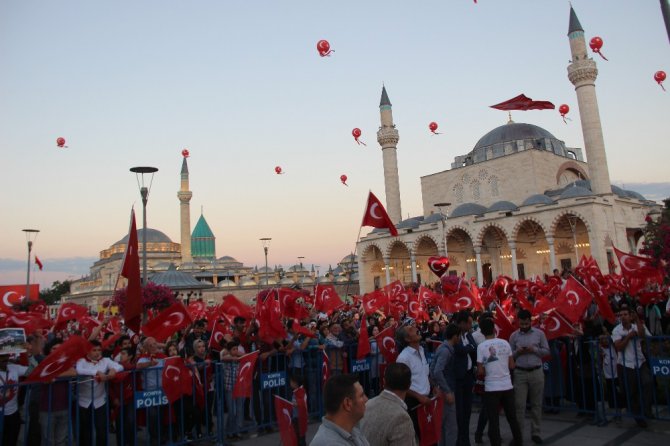 15 Temmuz’un yıldönümünde binlerce kişi Mevlana Meydanı’na akın etti