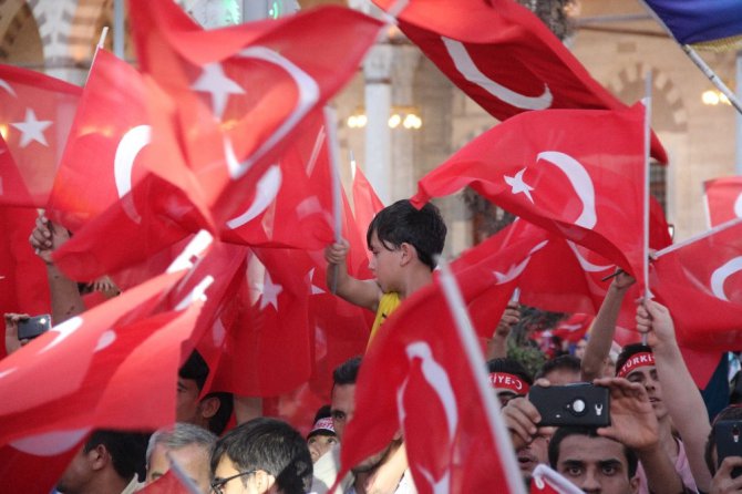 15 Temmuz’un yıldönümünde binlerce kişi Mevlana Meydanı’na akın etti