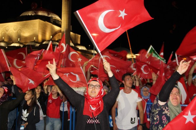 15 Temmuz’un yıldönümünde binlerce kişi Mevlana Meydanı’na akın etti