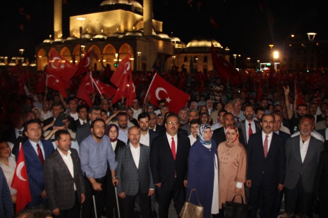 15 Temmuz’un yıldönümünde binlerce kişi Mevlana Meydanı’na akın etti