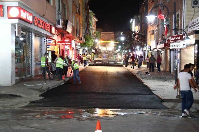 Aksaray Belediyesi bir gecede yolları asfaltladı