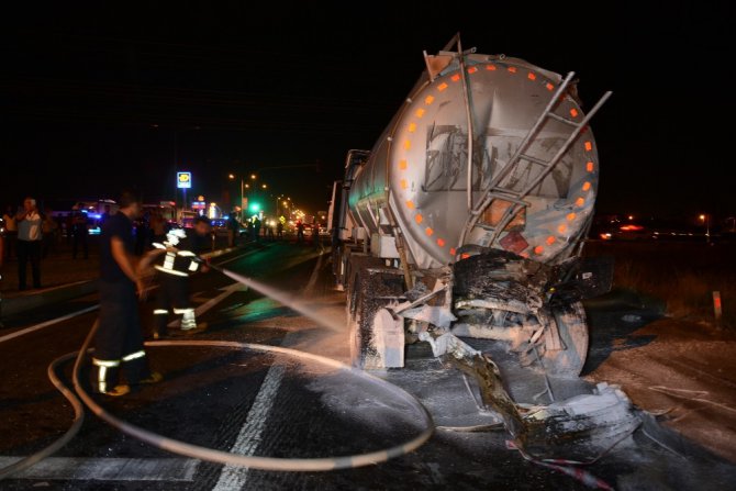 Aksaray’da 3 tırın karıştığı kazada sürücü kabinde sıkıştı