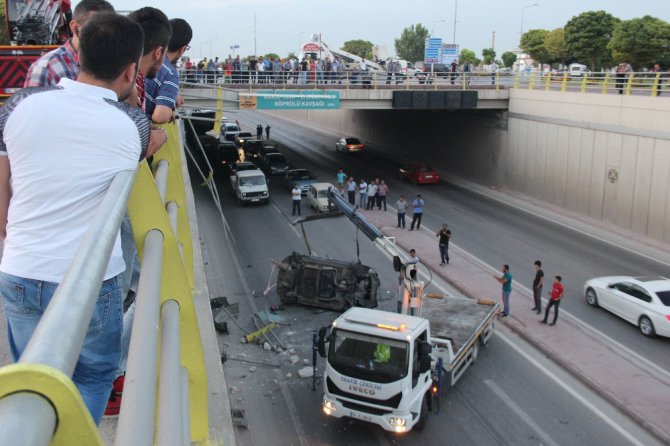 Kamyonun çarptığı otomobil alt geçide düştü