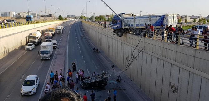 Kamyonun çarptığı otomobil alt geçide düştü