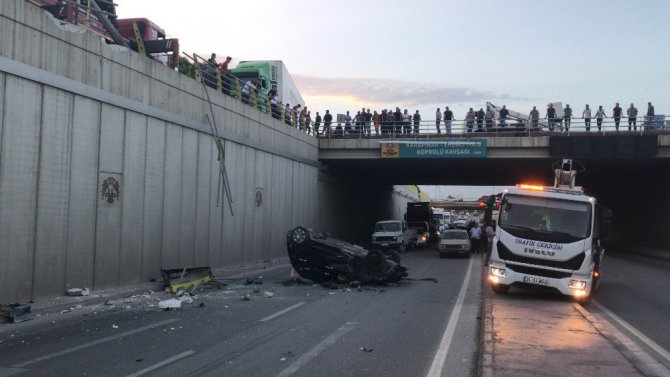 Kamyonun çarptığı otomobil alt geçide düştü