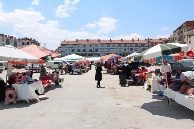 Beyşehirli kadınların anneler pazarında ilk mesaisi