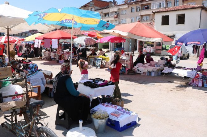 Beyşehirli kadınların anneler pazarında ilk mesaisi