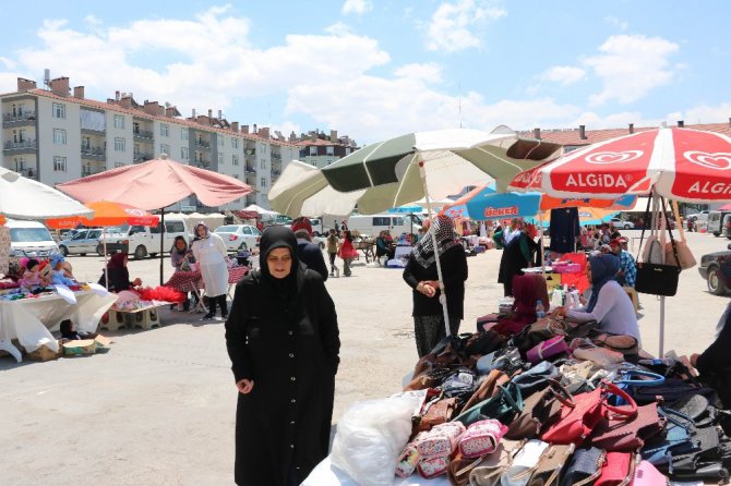 Beyşehirli kadınların anneler pazarında ilk mesaisi