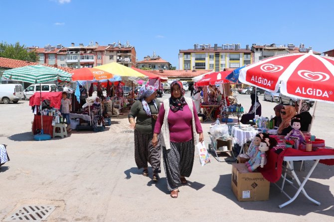 Beyşehirli kadınların anneler pazarında ilk mesaisi