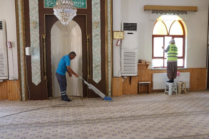 Beyşehir’de camilerde bayram öncesi temizlik mesaisi