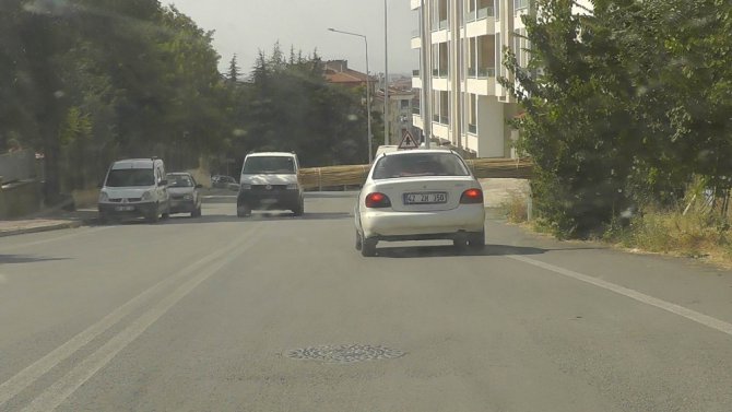 Otomobilin camlarından taşan yük görenleri şaşırttı