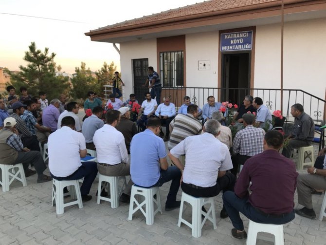 AK Parti heyeti köylerde vatandaşları dinliyor