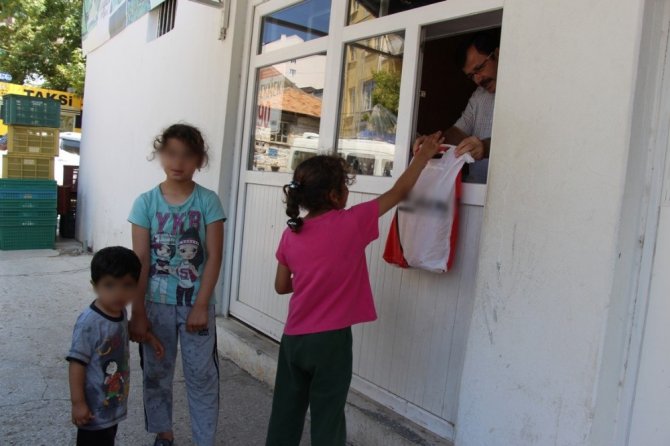 Seydişehir Belediyesi ihtiyaç sahibi ailelere ekmek dağıtıyor