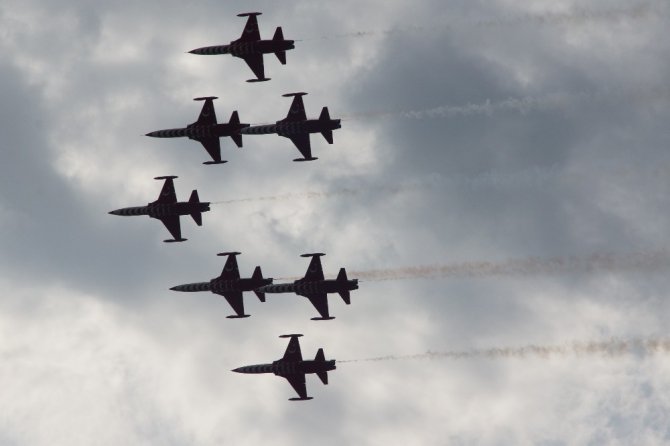 Türk yıldızlarından Beyşehir Gölü üzerinde nefes kesen prova