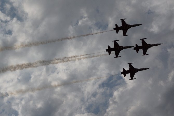 Türk yıldızlarından Beyşehir Gölü üzerinde nefes kesen prova