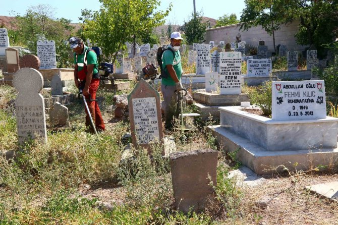 Aksaray’da bayram öncesi mezarlıklarda temizlik çalışması başlatıldı