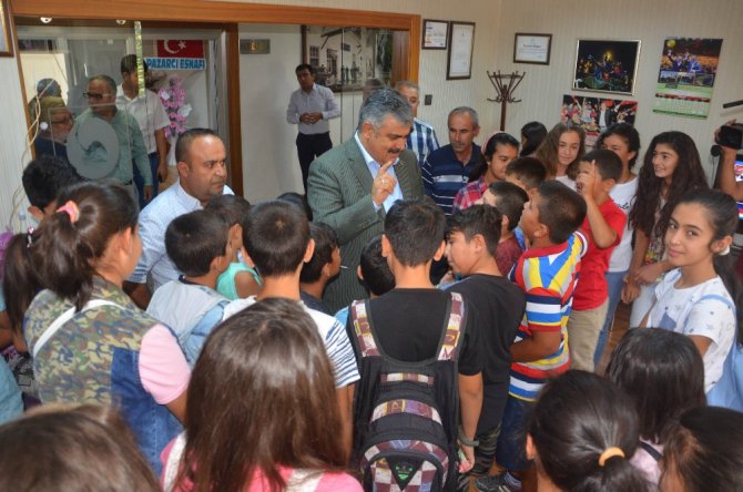 Çocuklar Başkan Özgüven’in misafiri oldu