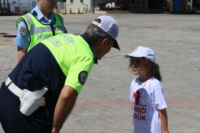 Kırmızı düdüklü çocuk polisler iş başında