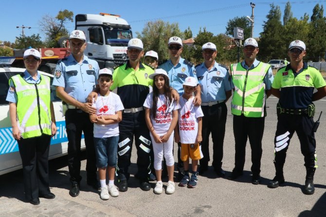 Kırmızı düdüklü çocuk polisler iş başında