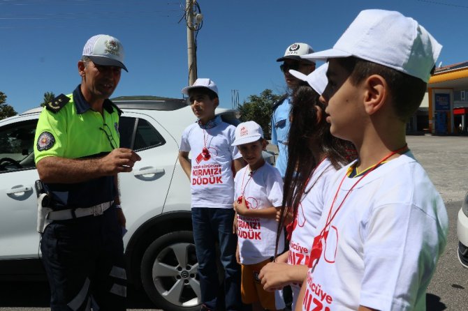 Kırmızı düdüklü çocuk polisler iş başında