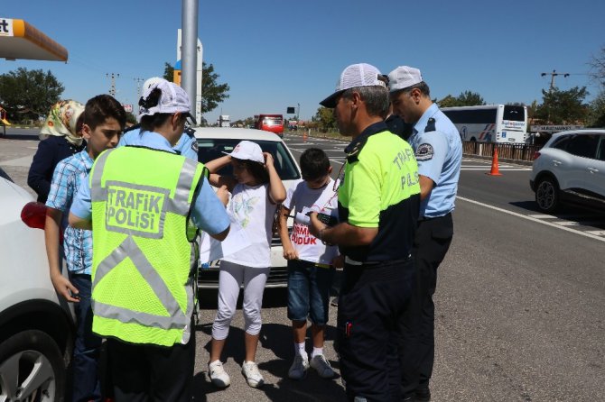 Kırmızı düdüklü çocuk polisler iş başında