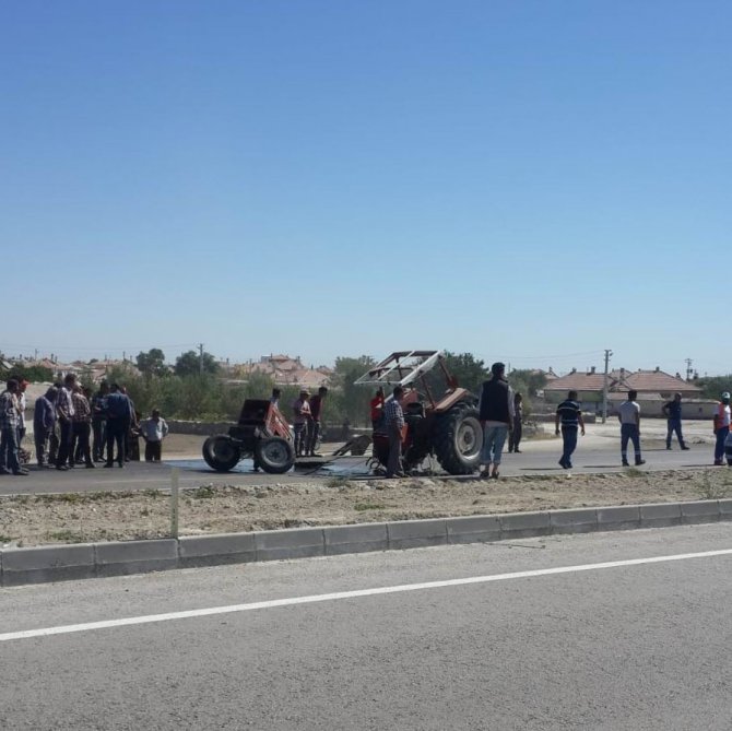 Otomobille çarpışan traktör ikiye bölündü