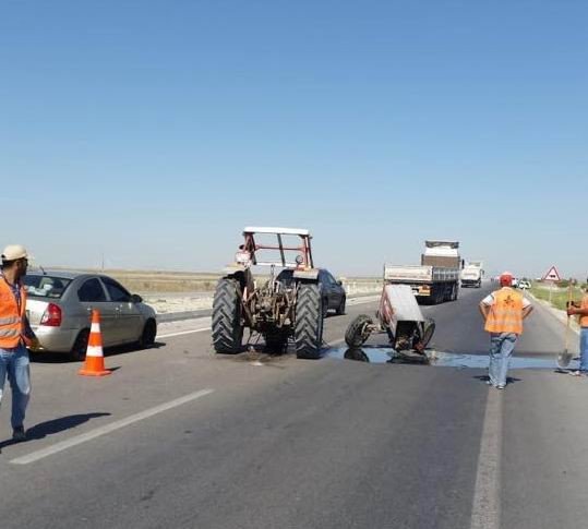 Otomobille çarpışan traktör ikiye bölündü