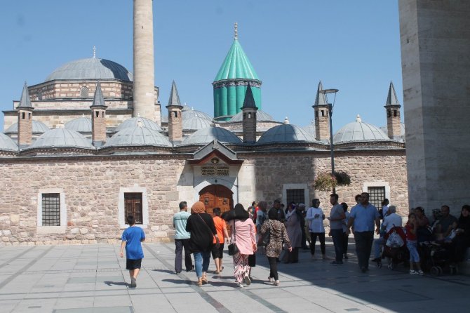 Binlerce yerli yabancı turist Mevlana Hazretlerinin Türbesine akın etti