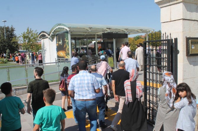 Binlerce yerli yabancı turist Mevlana Hazretlerinin Türbesine akın etti