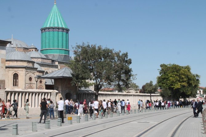 Binlerce yerli yabancı turist Mevlana Hazretlerinin Türbesine akın etti