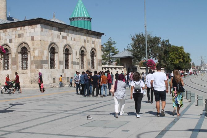 Binlerce yerli yabancı turist Mevlana Hazretlerinin Türbesine akın etti