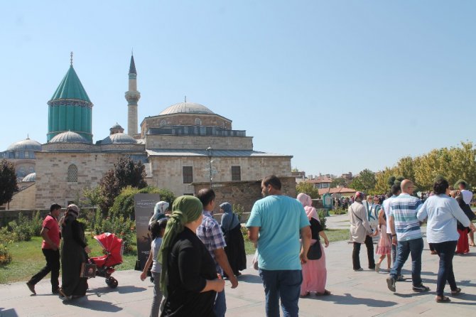 Binlerce yerli yabancı turist Mevlana Hazretlerinin Türbesine akın etti