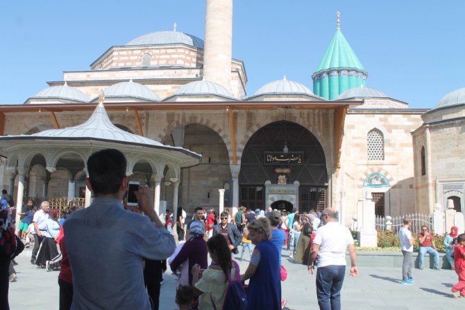 Binlerce yerli yabancı turist Mevlana Hazretlerinin Türbesine akın etti