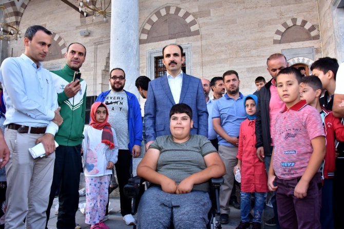 Binlerce çocuk sabah namazında Mevlana Meydanını doldurdu