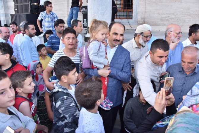 Binlerce çocuk sabah namazında Mevlana Meydanını doldurdu