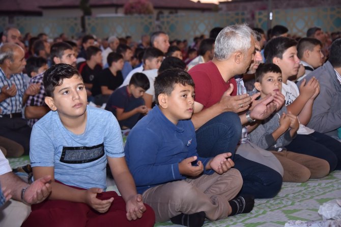 Binlerce çocuk sabah namazında Mevlana Meydanını doldurdu