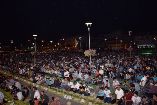 Binlerce çocuk sabah namazında Mevlana Meydanını doldurdu