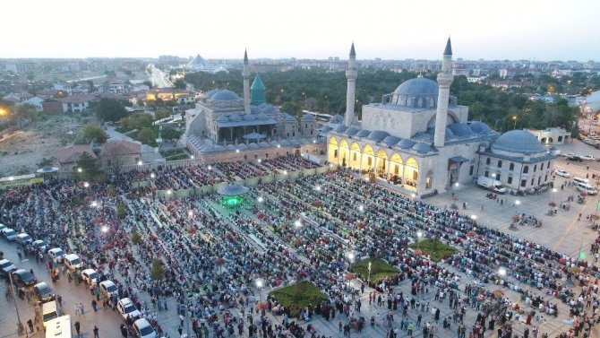 Binlerce çocuk sabah namazında Mevlana Meydanını doldurdu