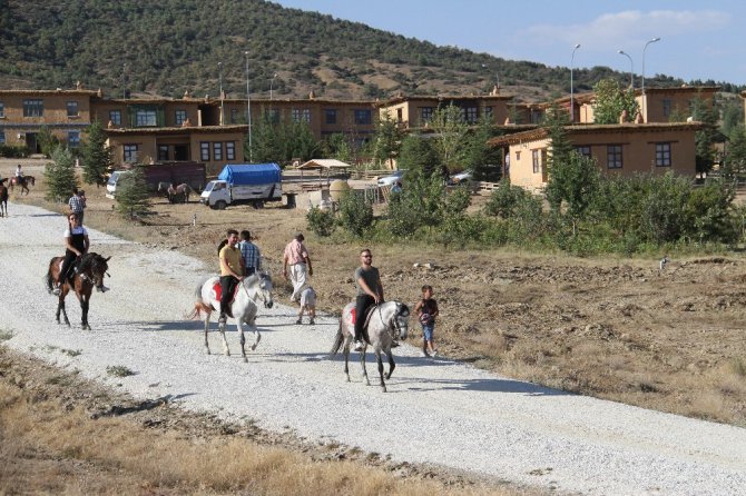 Sanatçıların köyünde rahvan atlar yarıştı