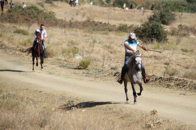 Sanatçıların köyünde rahvan atlar yarıştı