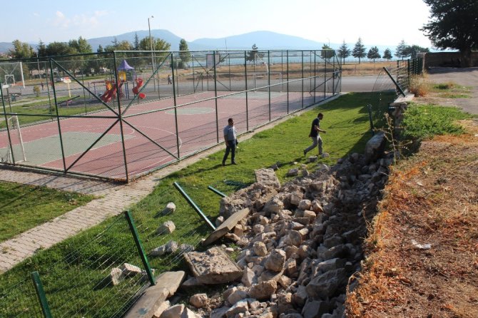 Okul bahçesinin istinat duvarı yıkıldı